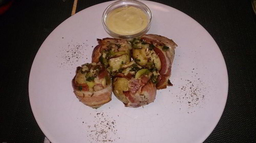 Как приготовить печеный картофель с беконом, зеленым луком и чесноком