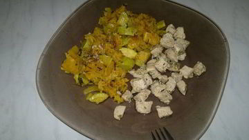 Рецепт Риса с куркумой, паприкой и овощами и грудка индейки с хмели-сунели