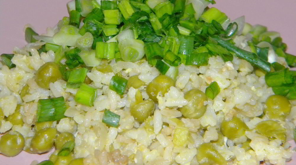 Как приготовить рис с яйцом, горошком и соевым соусом