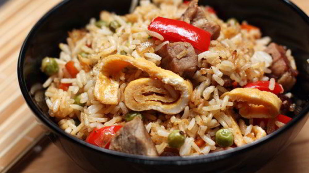 Как приготовить рис со свининой, овощами и омлетом