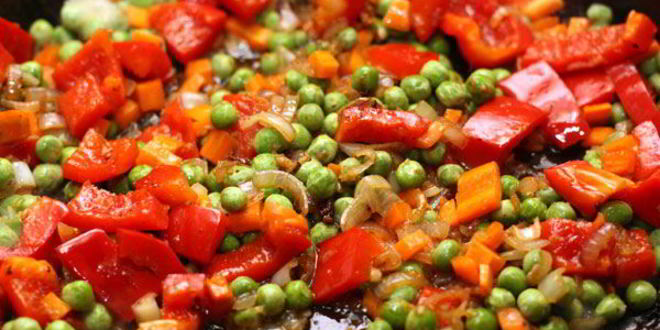 Рецепт риса со свининой, овощами и омлетом