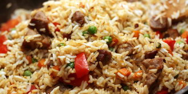 Рецепт риса со свининой, овощами и омлетом