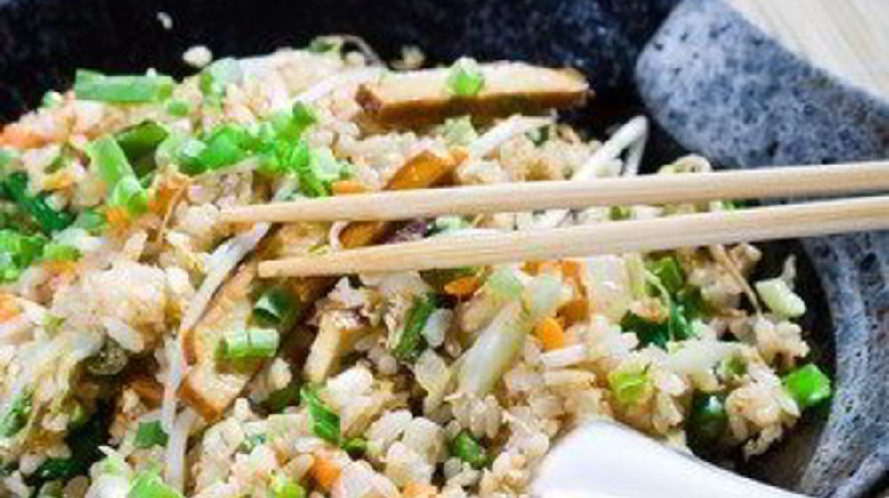 Как приготовить рис, жаренный с тунцом