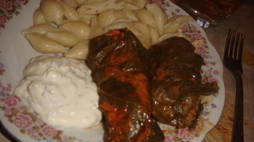 Как приготовить голубцы в лахане с двумя соусами