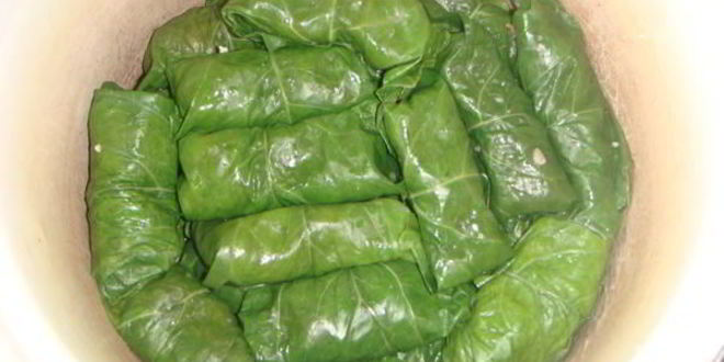 Рецепт голубцов в лахане с двумя соусами