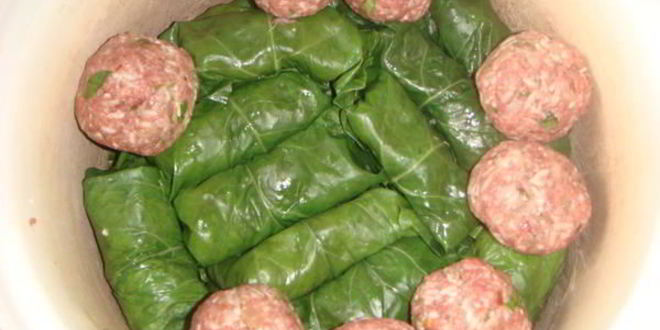 Рецепт голубцов в лахане с двумя соусами