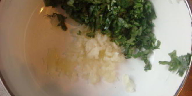 Рецепт голубцов в лахане с двумя соусами