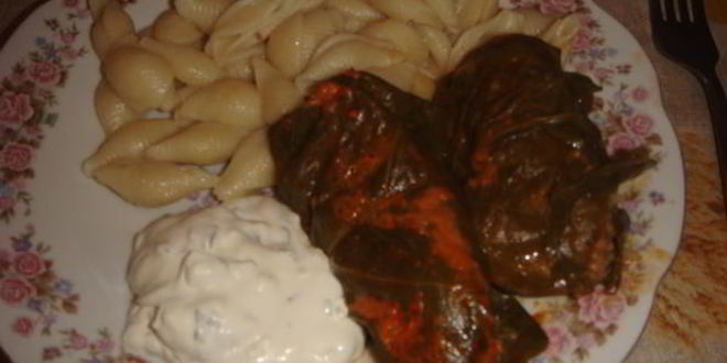 Рецепт голубцов в лахане с двумя соусами