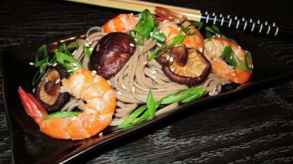 Как приготовить гречневую лапшу соба с грибами и креветками