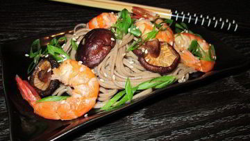 Рецепт Гречневой лапши Соба с грибами и креветками