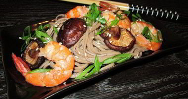 Рецепт Гречневой лапши Соба с грибами и креветками