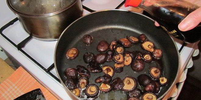 Рецепт гречневой лапши соба с грибами и креветками