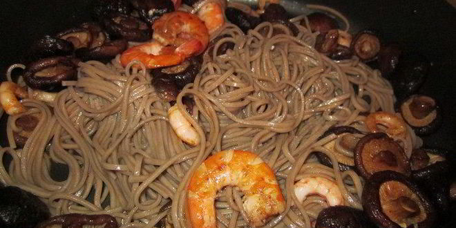 Рецепт гречневой лапши соба с грибами и креветками