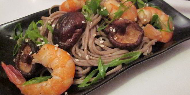 Рецепт гречневой лапши соба с грибами и креветками