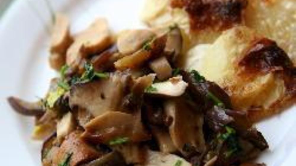 Как приготовить белые грибы с баклажанами