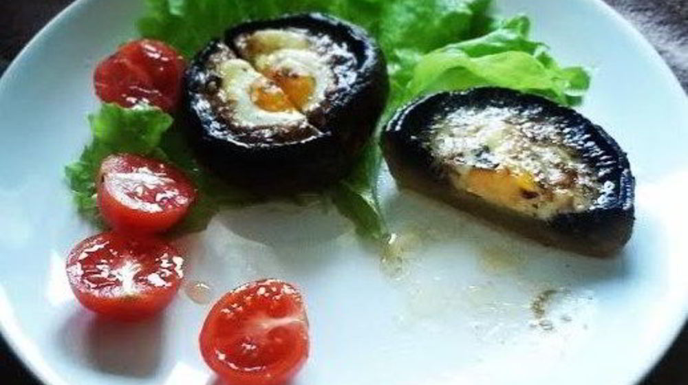 Как приготовить грибы, фаршированные перепелиными яйцами