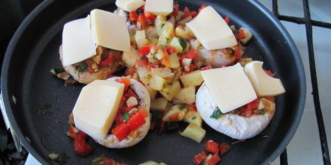 Рецепт шампиньонов, фаршированных овощами