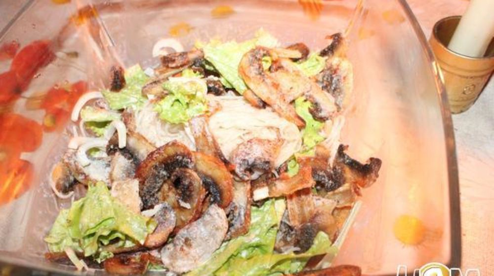 Как приготовить шампиньоны с рисовой лапшой и салатом