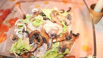 Рецепт Шампиньонов с рисовой лапшой и салатом