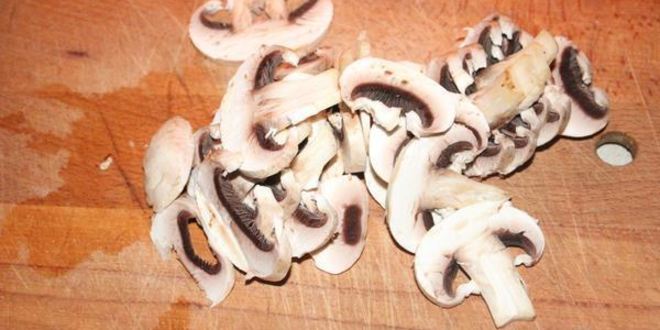 Рецепт шампиньонов с рисовой лапшой и салатом