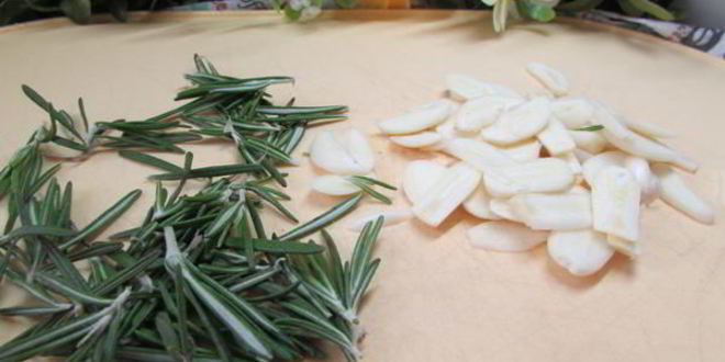 Рецепт шампиньонов с розмарином и чесноком