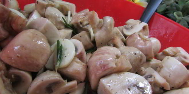 Рецепт шампиньонов с розмарином и чесноком