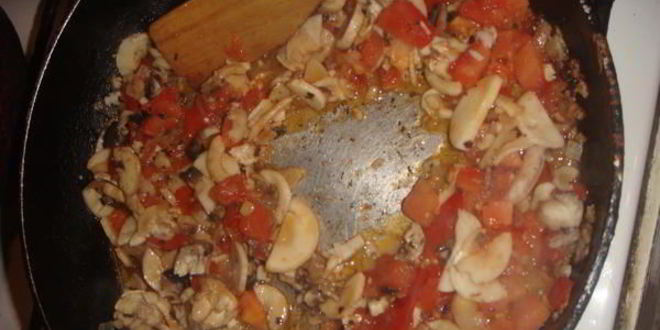 Рецепт шампиньонов, запеченных с помидором и сыром