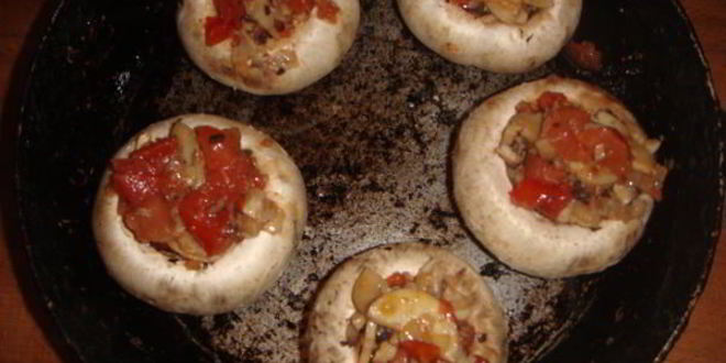 Рецепт шампиньонов, запеченных с помидором и сыром