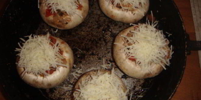 Рецепт шампиньонов, запеченных с помидором и сыром