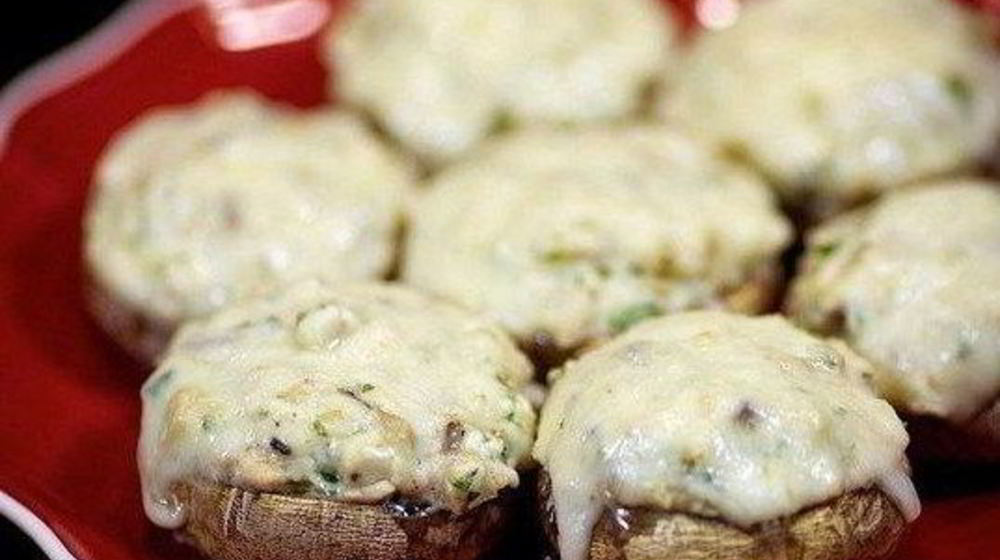 Как приготовить запеченных грибов, фаршированных курицей и сыром