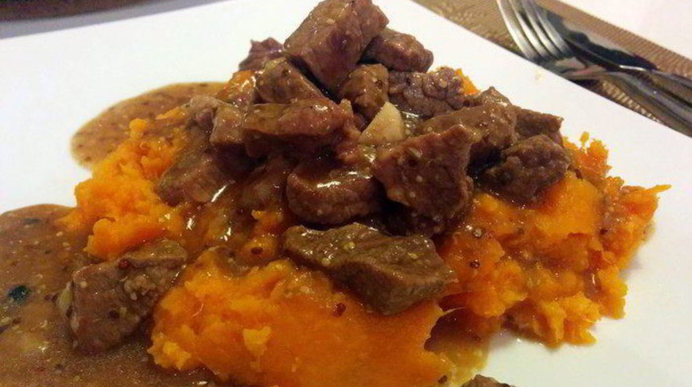 Как приготовить пикантный гуляш из телятины с темным пивом и пюре из батата