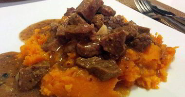 Рецепт Пикантного гуляша из телятины с темным пивом и пюре из батата