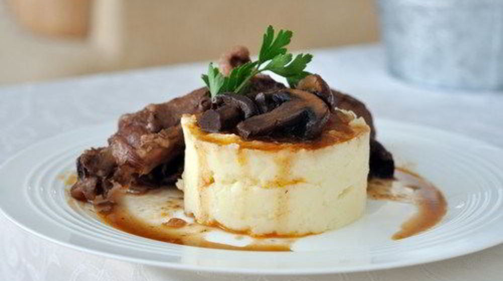 Как приготовить картофельное пюре с голубым сыром и соусом из грибов с карамелизованным луком