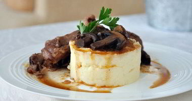 Рецепт Картофельного пюре с голубым сыром и соусом из грибов с карамелизованным луком