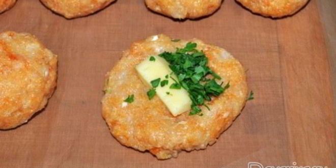 Рецепт куриных котлет с начинкой из сыра