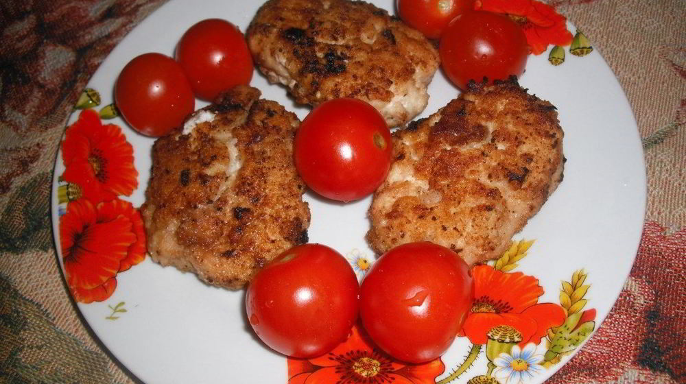 Как приготовить куриные котлеты с сухарях