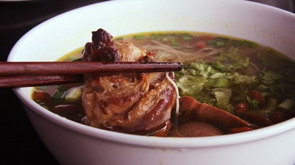 Как приготовить лапшу со свининой, ветчиной и томатами