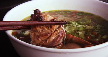 Рецепт Лапши со свининой, ветчиной и томатами