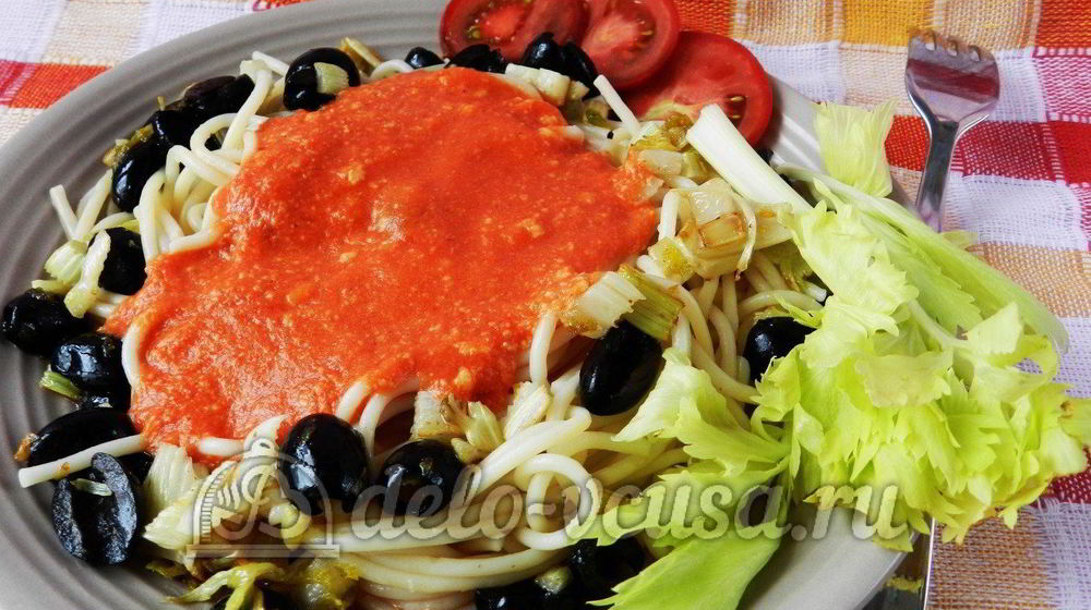 Как приготовить макароны с томатным соусом и маслинами