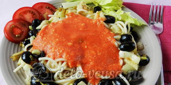 Рецепт макарон с томатным соусом и маслинами