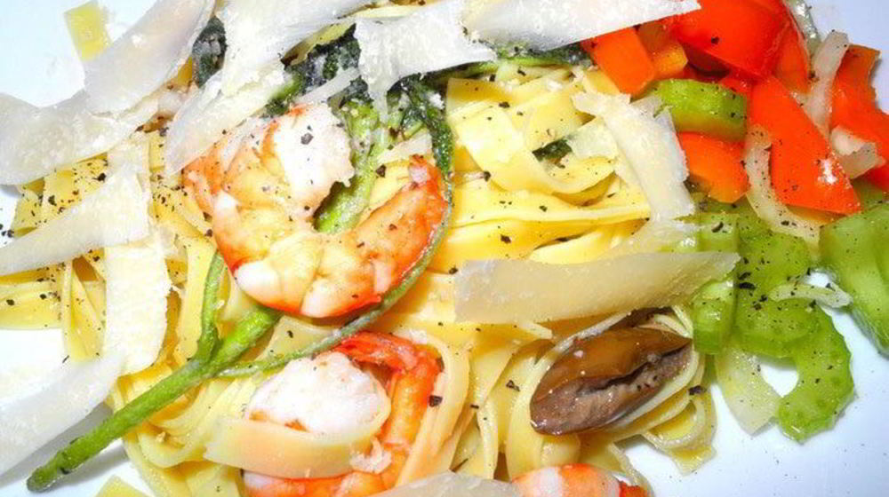 Как приготовить пасту с креветками, шалфеем и салатом из сельдерея и перцев