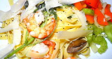 Рецепт Пасты с креветками, шалфеем и салатом из сельдерея и перцев