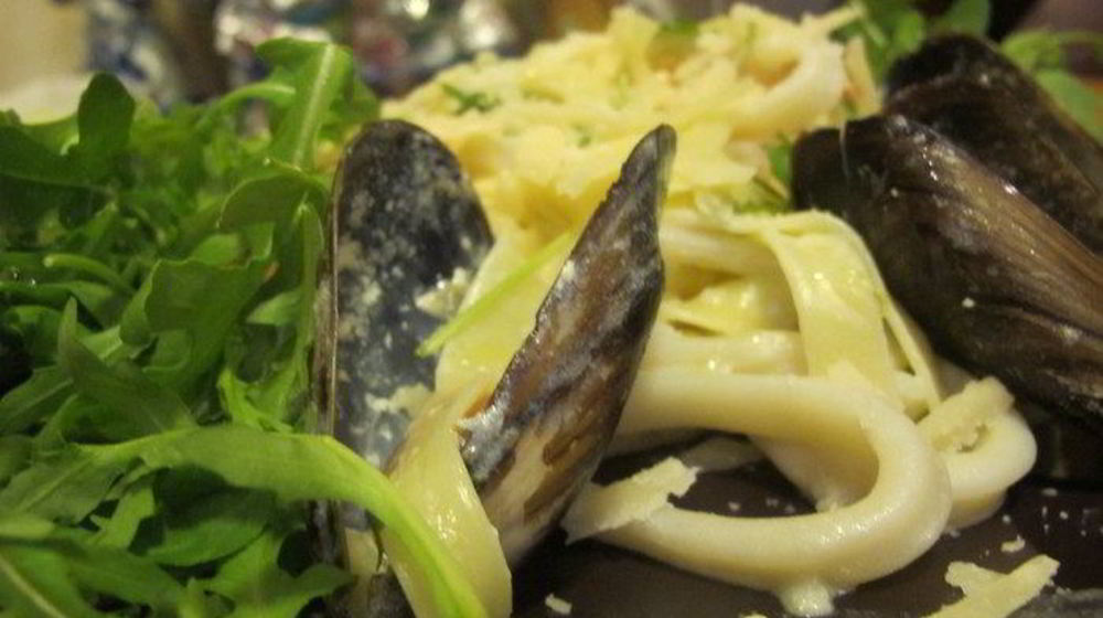 Как приготовить пасту с мидиями, креветками, кальмарами и руколой