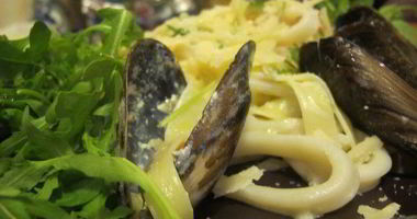 Рецепт Пасты с мидиями, креветками, кальмарами и руколой