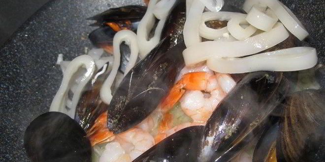 Рецепт пасты с мидиями, креветками, кальмарами и руколой