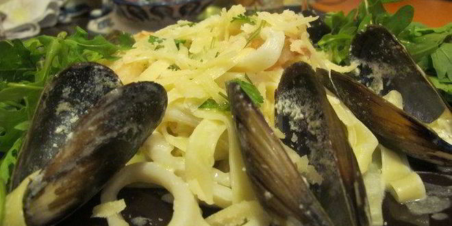 Рецепт пасты с мидиями, креветками, кальмарами и руколой