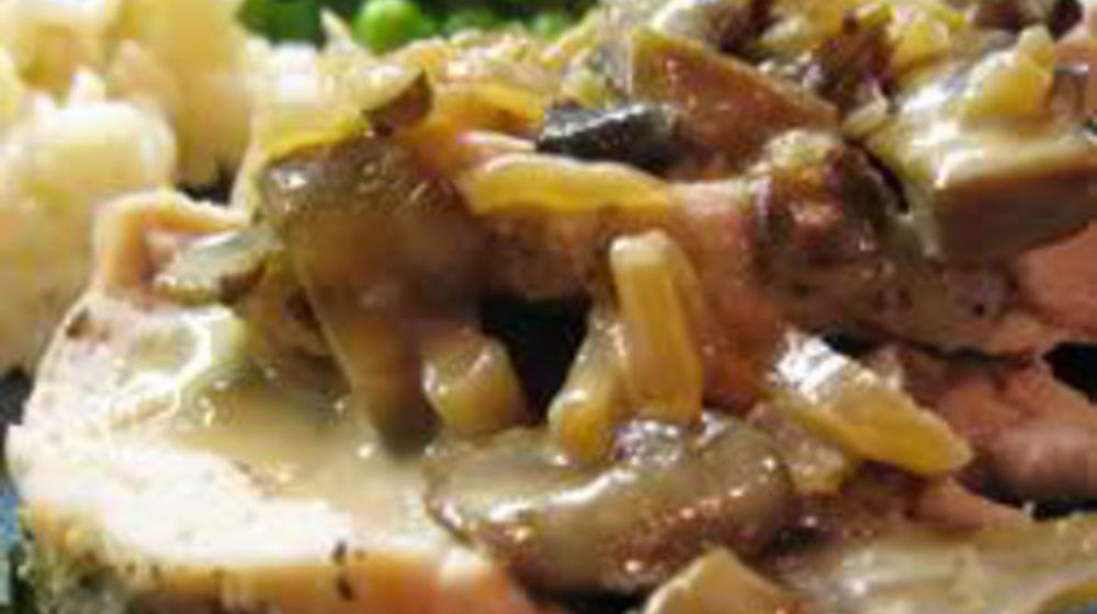 Как приготовить свиную вырезку с грибным соусом по-французски