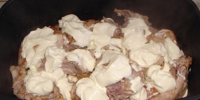 Рецепт кролика в сметанной подливе с лисичками