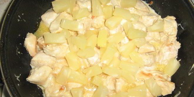 Рецепт куриной грудки с ананасами и сыром в духовке