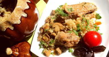 Рецепт Курицы с рисом и грибами в горшочке